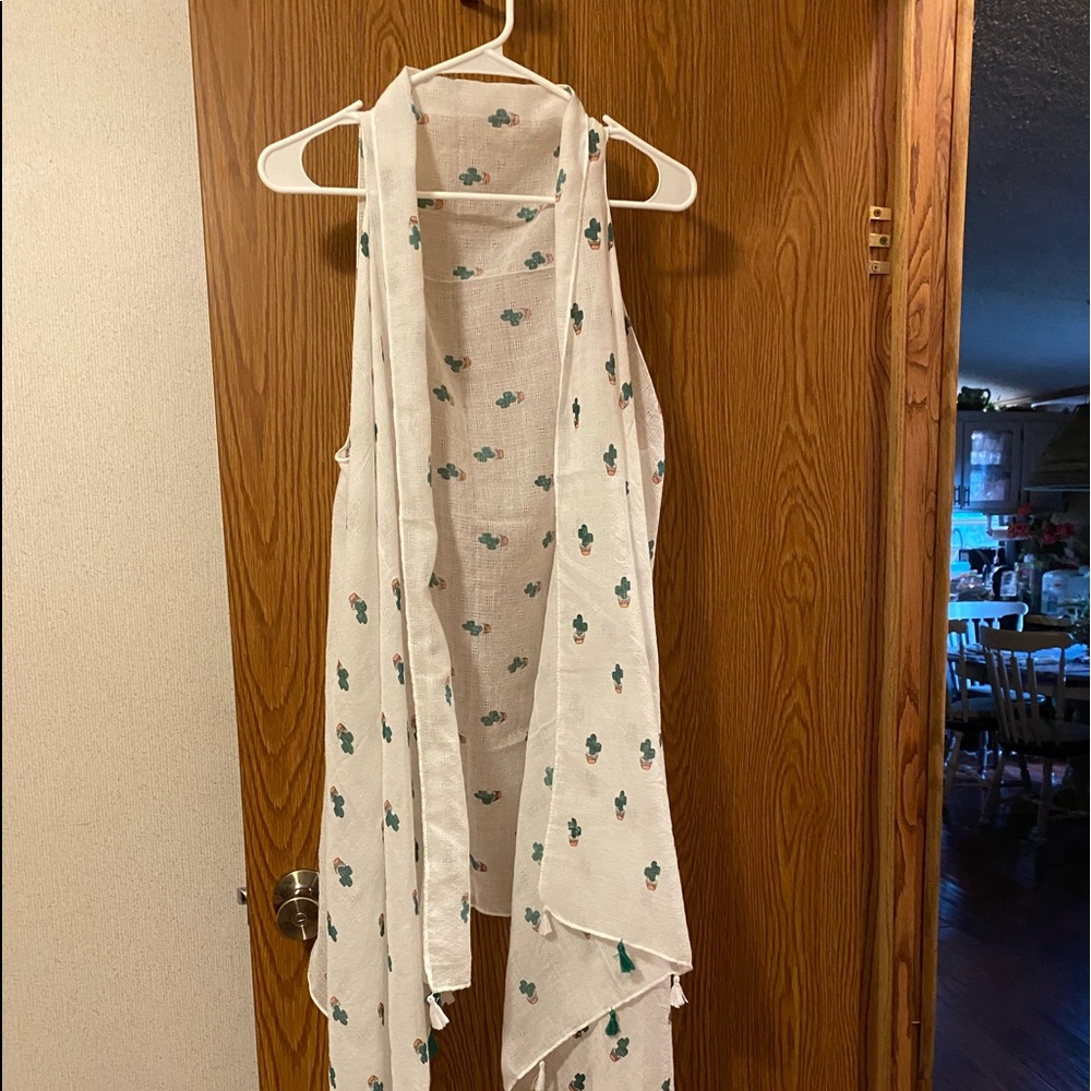 NWT Sunshine & Rodeos Sleeveless Kimono with small tassels along front One Size